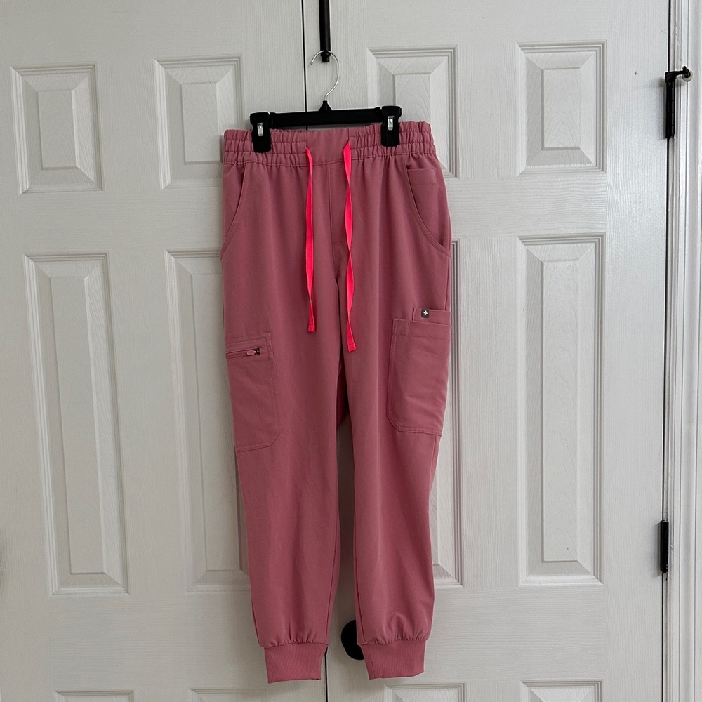 FIGS Chalk Pink Women’s Scrubs